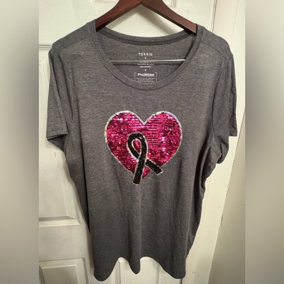 Torrid Gray Size 3 Breast Cancer Awareness Gray Graphic Tee NWOT - Picture 4 of 7